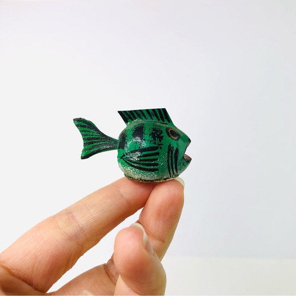 Green Wooden Fish Folk Art Figurine Trembling Tail Hand Painted Miniature - Picture 3 of 7